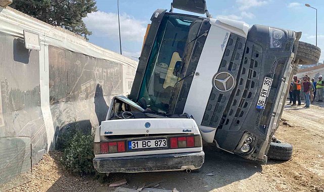 Kamyonun üzerine devrilmesiyle hurdaya dönen Tofaş'ta kimsenin olmaması faciayı önledi