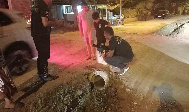 Kanalizasyon borusuna sıkışan yavru köpeği itfaiye kurtardı