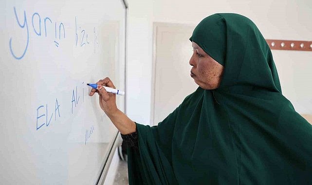 Kanser hastası annesi için 6 bin kilometre geldi: Tercüman bulamadığı için Türkçe kursuna yazıldı