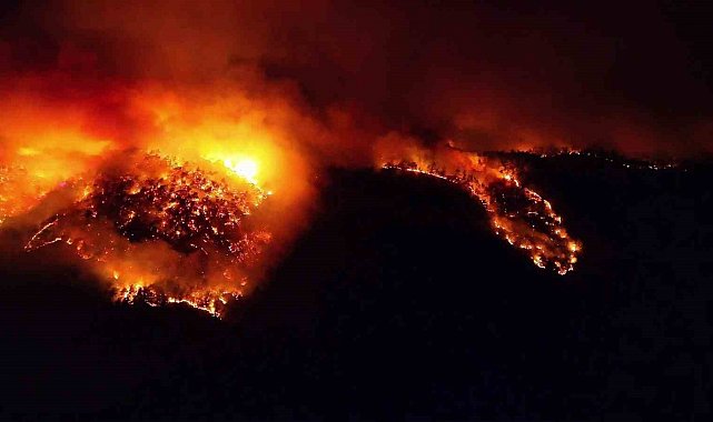 Kara yoluna yaklaşan alevler dronla görüntülendi