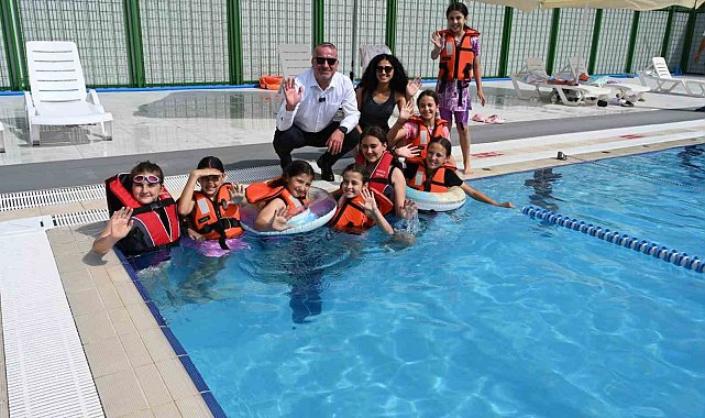 Karacabey'de yenilenen açık yüzme havuzu hizmete girdi