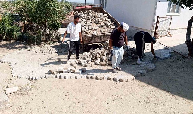 Karacasu'da parke taşı döşeme çalışmaları devam ediyor
