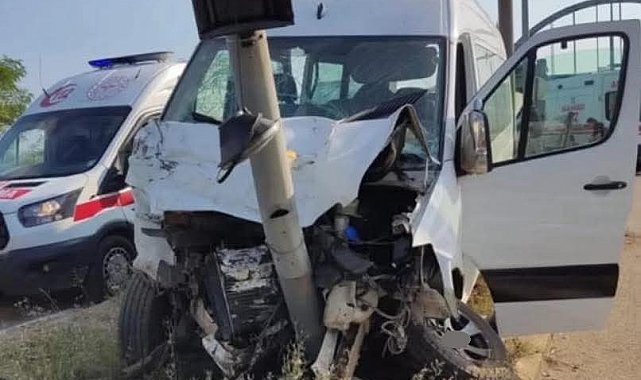 Karadeniz Sahil Yolu'nda minibüs ile otomobil çarpıştı: 13 yaralı