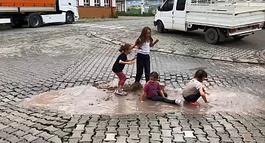 Karadeniz'de yağmur bu kez eğlenceye dönüştü