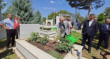 Karaman'da 15 Temmuz Demokrasi ve Milli Birlik Günü şehitlik ziyaretiyle başladı