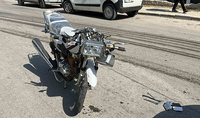 Karaman'da ciple çarpışıp yola savrulan motosikletli yaralandı