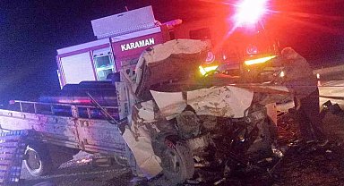 Karaman'da kamyona çarpan kamyonet sürücüsü araçta sıkıştı: 1 yaralı