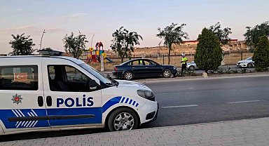 Karaman'da kontrolden çıkan otomobil refüje çıktı: 1 yaralı