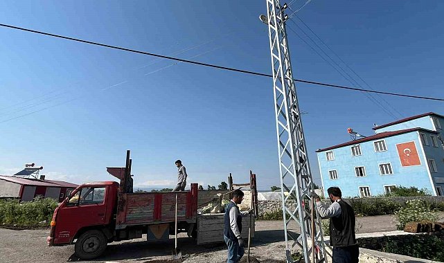 Kars'ta ARAS elektrik köylerde elektrik direklerini yeniliyor