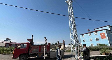 Kars'ta ARAS elektrik köylerde elektrik direklerini yeniliyor