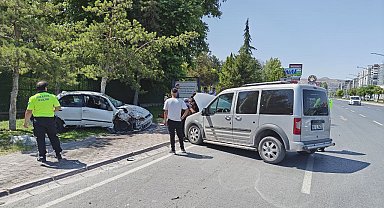 Karşı yola geçen otomobil 2 araca ve trafoya çarptı: 1 yaralı