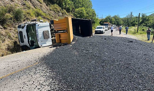 Kastamonu'da asfalt yüklü hafriyat kamyonu devrildi, sürücüsü yaralandı