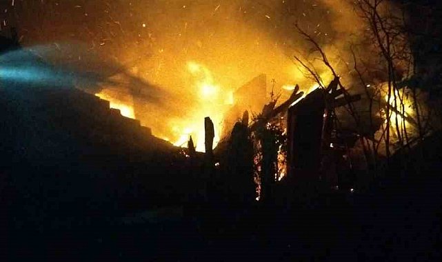 Kastamonu'da çıkan yangında ev ve samanlık küle döndü