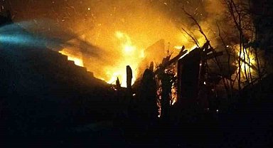 Kastamonu'da çıkan yangında ev ve samanlık küle döndü