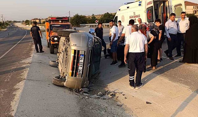Kastamonu'da hafif ticari araç devrildi: 3 yaralı