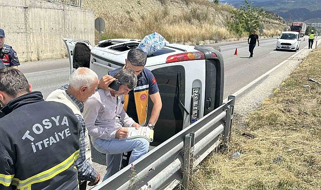 Kastamonu'da hafif ticari araç yan yattı: 2 yaralı