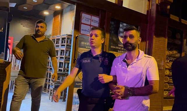 Kavga ederken kendilerini ayırmak isteyen polise bıçak çeken şahıslar, böyle etkisiz hale getirildi