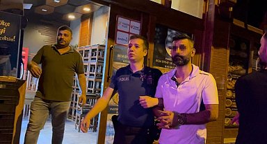 Kavga ederken kendilerini ayırmak isteyen polise bıçak çeken şahıslar, böyle etkisiz hale getirildi