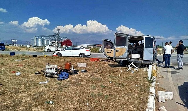 Kavşakta çarpışan iki otomobil hurdaya döndü: 5 yaralı