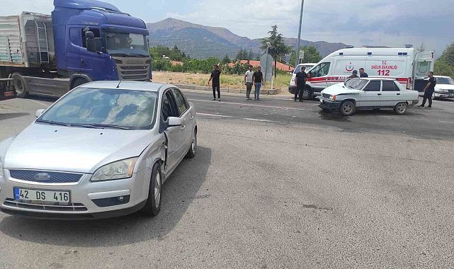 Kavşakta iki otomobil çarpıştı: 4 yaralı