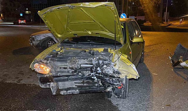 Kavşakta iki otomobil çarpıştı: 4 yaralı