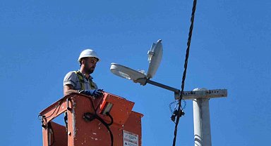 Kavurucu sıcaklarda elektrik direklerinde enerji nöbeti