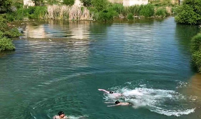 Kavurucu sıcaklardan bunalan Arabanlı vatandaşlar akarsularda serinliyor