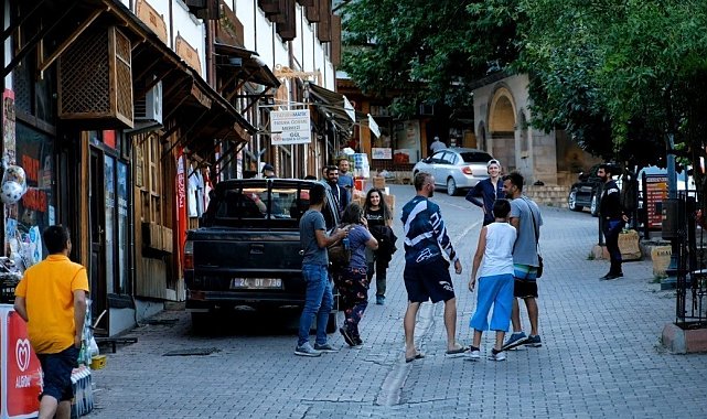 Kayalığa yapılan ev görenleri şaşırtıyor; 96 basamakla çıkılıyor