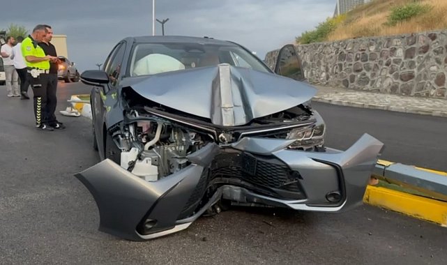 Kaygan yolda direğe çarptı: 1 yaralı