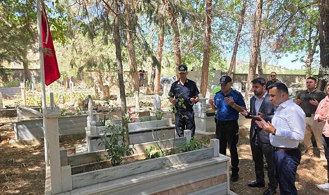 Kaymakam Kadir Algın, deprem şehitliğini ziyaret etti