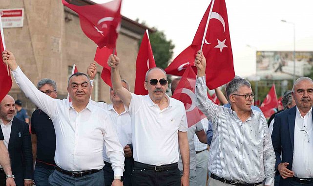 Kayseri iş dünyası milletin zaferini Cumhuriyet Meydanı'nda sahiplenmeye devam etti