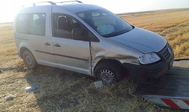 Kaza yapan hafif ticari araçta 3 kişi yaralandı