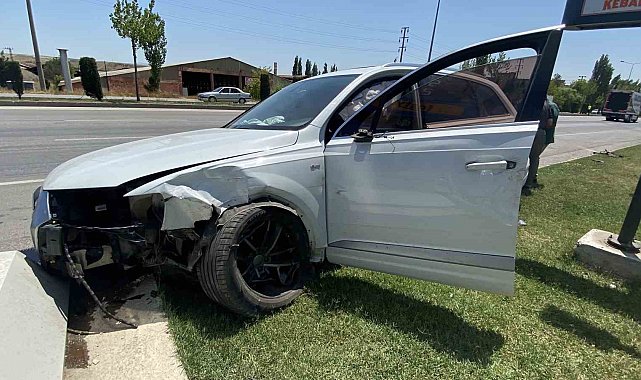 Kaza yapan otomobilden burnu kanamadan çıktılar