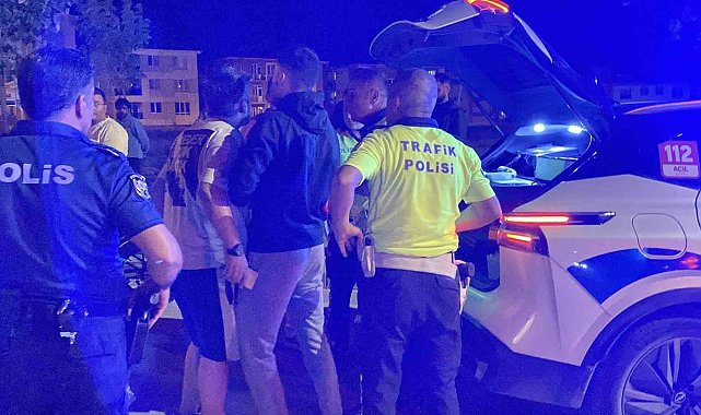 Kazaya karışan otomobilin alkollü yolcusu polis ekiplerine zorluk çıkarttı