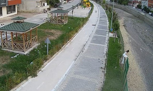 Kediye yardım etmek isterken su kanalına düşerek ayağını kırdı