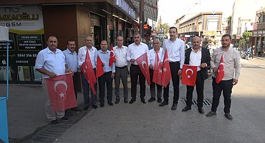 Kilis'te siyasi parti il başkanları, vatandaşlara Türk bayrağı dağıttı