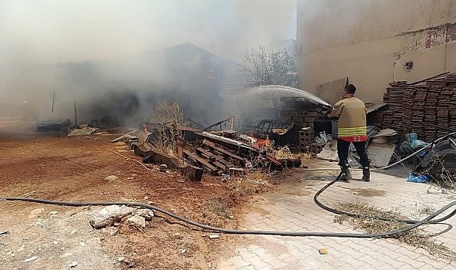 Kırıkhan'da evde çıkan yangın, otomobile sıçradı