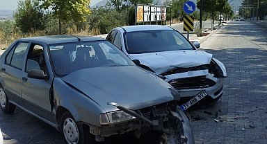 Kırkağaç'ta iki otomobil çarpıştı: 2 yaralı