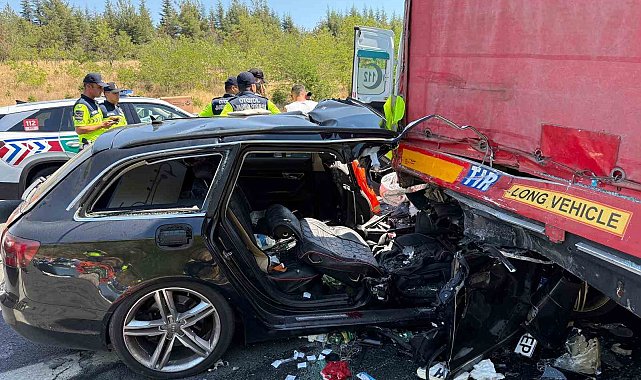 Kırklareli'nde otomobil tırın altına girdi: 2 yaralı