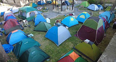 Kırkpınar sevdalıları otellerde yer bulamayınca parklara çadır kurdu