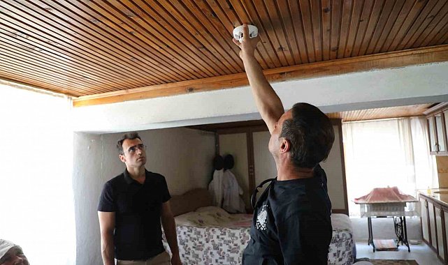 Kırsaldaki yaşlı çınarların evlerine duman dedektörü