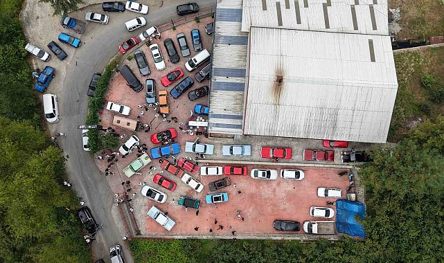 Klasik otomobillerle nostaljik düğün konvoyu