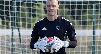 Kocaelispor'un yeni kalecisi Aleksandar Jovanovic kampa katıldı