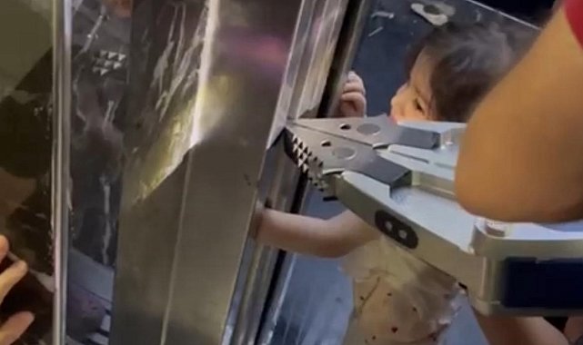 Kolu asansöre sıkışan çocuk kurtarıldı