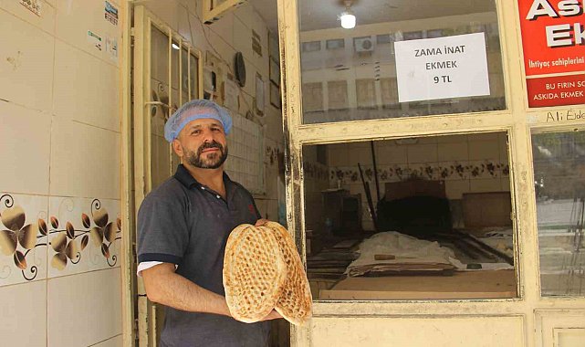 Komşu fırıncılara kızdı, ekmekte 3 lira indirim yaptı