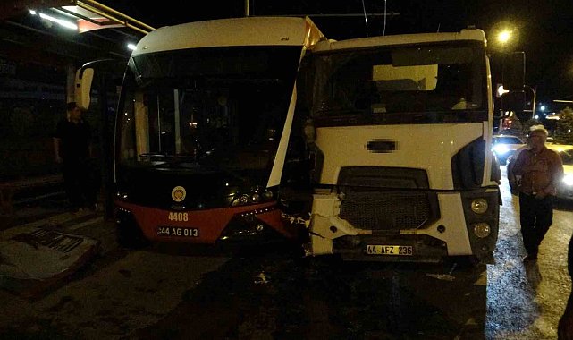 Kontrolden çıkan beton mikseri trambüse çarptı: 4 yaralı