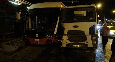 Kontrolden çıkan beton mikseri trambüse çarptı: 4 yaralı