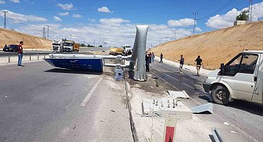 Kontrolden çıkan hafriyat kamyonu yön tabelasına çarptı: 1 yaralı