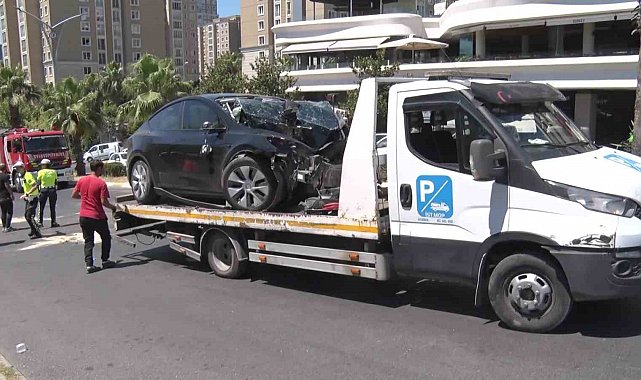 Kontrolden çıkan otomobil ağaca çarpıp karşı şeride geçti: 4 yaralı