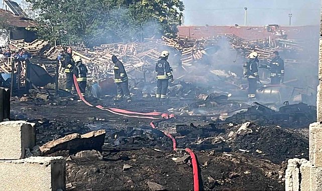 Konya'da iş yerinde çıkan yangın bahçedeki tahta paletlere sıçradı